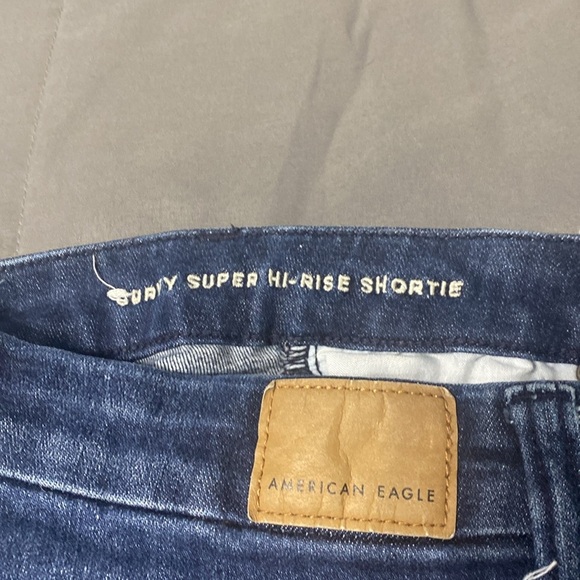 American Eagle Curvy Super Hi-Rise shortie. Size 4 - Picture 4 of 4